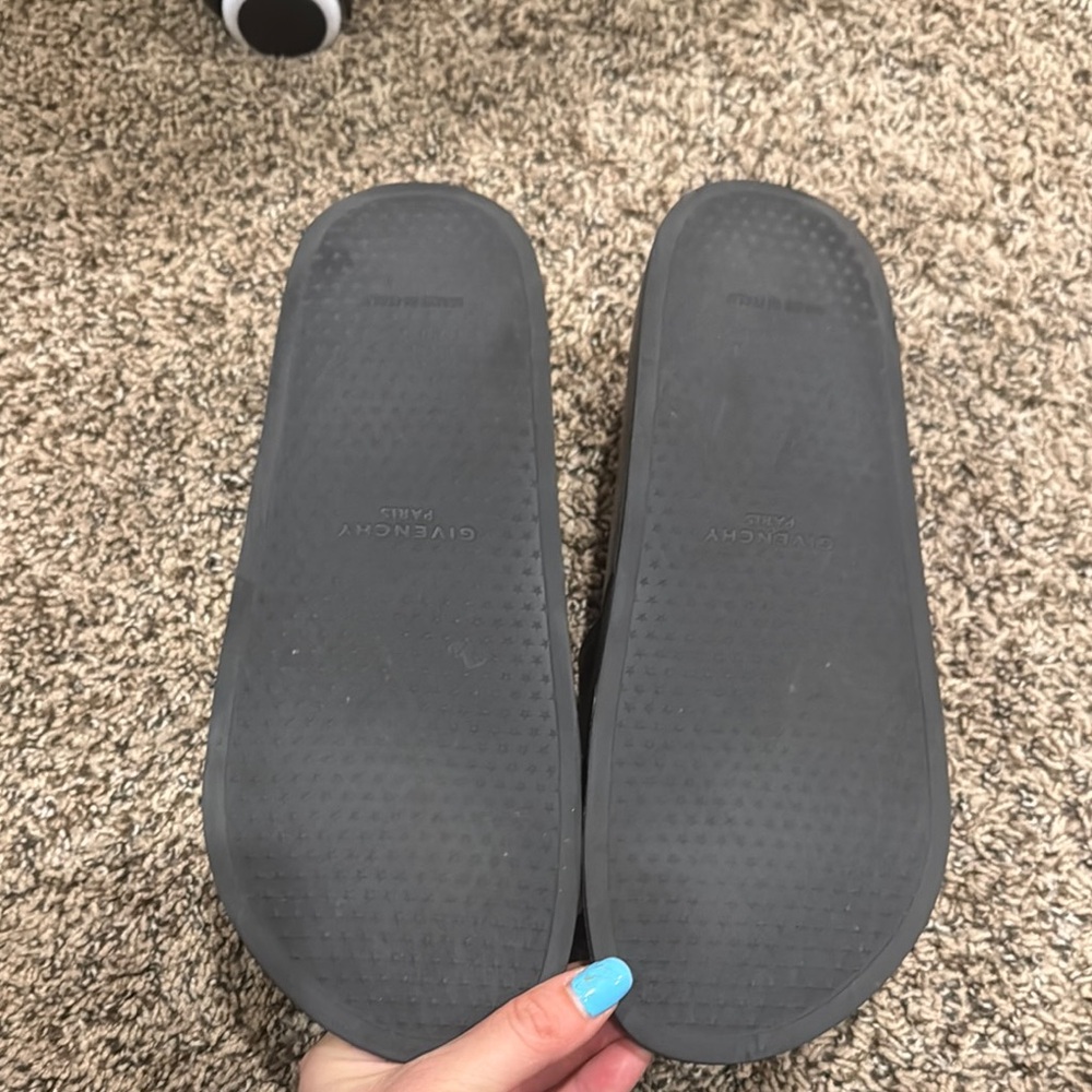 Givenchy Black And White Logo Slides View 3